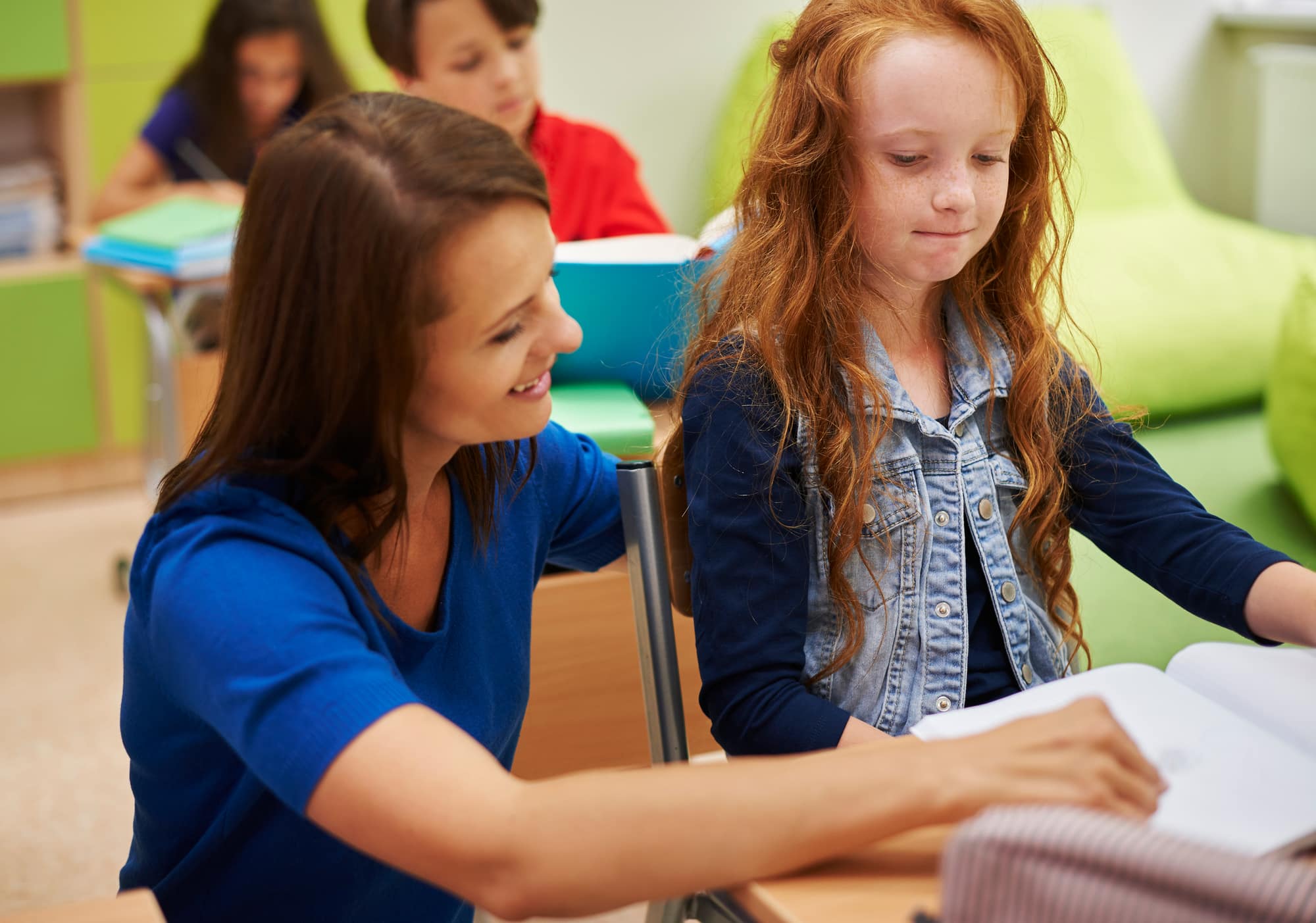 Alumnos traballando cun profesor nunha academia de reforzo escolar